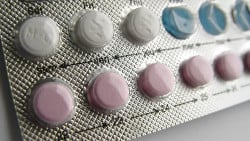 Antykoncepcja hormonalna - działanie, rodzaje, przeciwwskazania i ryzyka